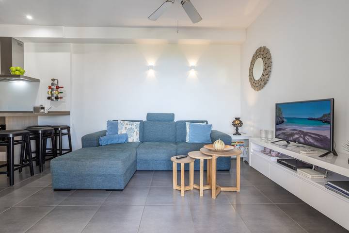Apartamento entero, Precioso apartamento de dos dormitorios con Wi-Fi, piscina, balcón, jardín y A/C in Nerja, Costa del Sol