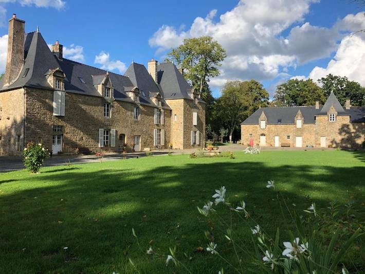 Gîte pour 4 personnes, avec piscine ainsi que jardin et vue à Saint-Léger-des-Prés