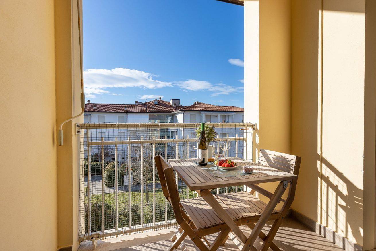 Appartement entier, Seaside Apartment with swimming pool and parking in Pise, Riviera Italienne