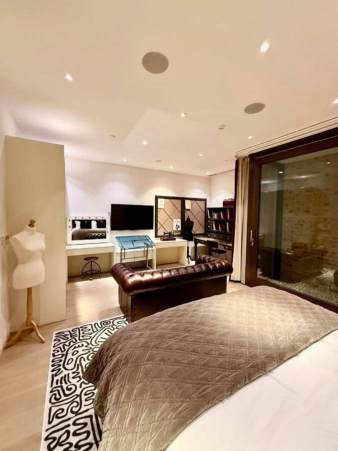 Central London Designer Home w Game Room and Ac in London, Südostengland