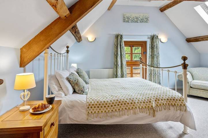 Kestrel Barn, Leonard Stanley - sleeps 5 guests in 2 bedrooms in Stroud, Gloucestershire