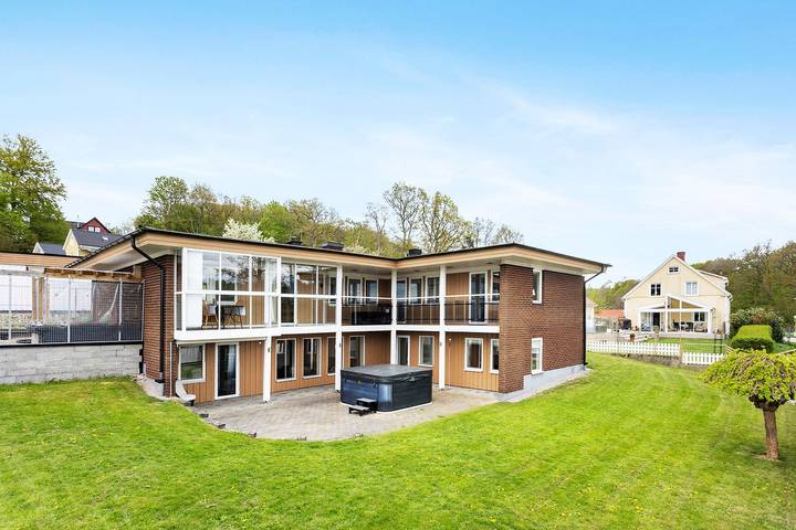 Ferienhaus für 12 Personen, mit Sauna und Terrasse sowie Garten und Seeblick - 1