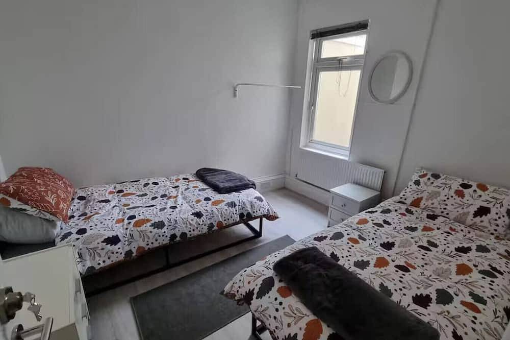 Sleeps 9, pet-friendly, with dedicated workspace and free parking in Gosport, Hampshire