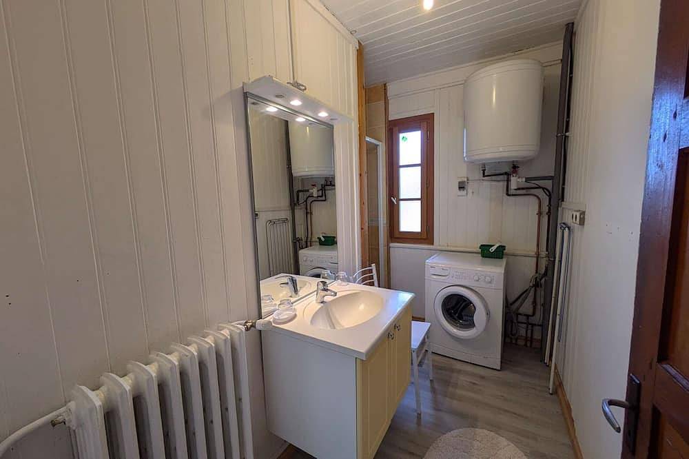 2-bedroom apartment, 5 guests, village center with parking in Arêches, Beaufort (Rhône-Alpes)