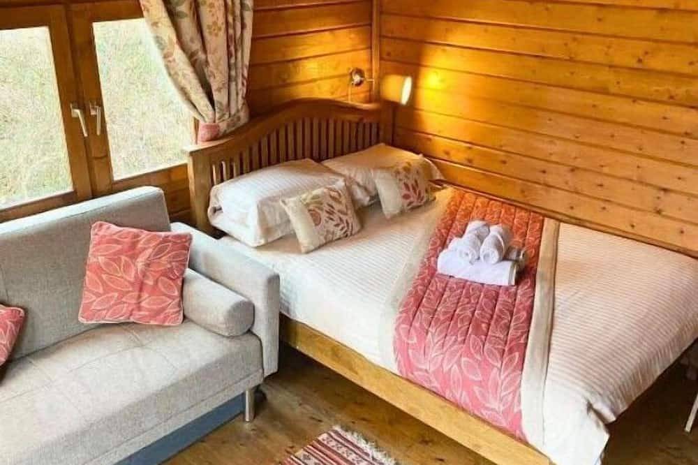 Entire apartment, Log Cabin - with log burner on decking in Glencoe, Highlands