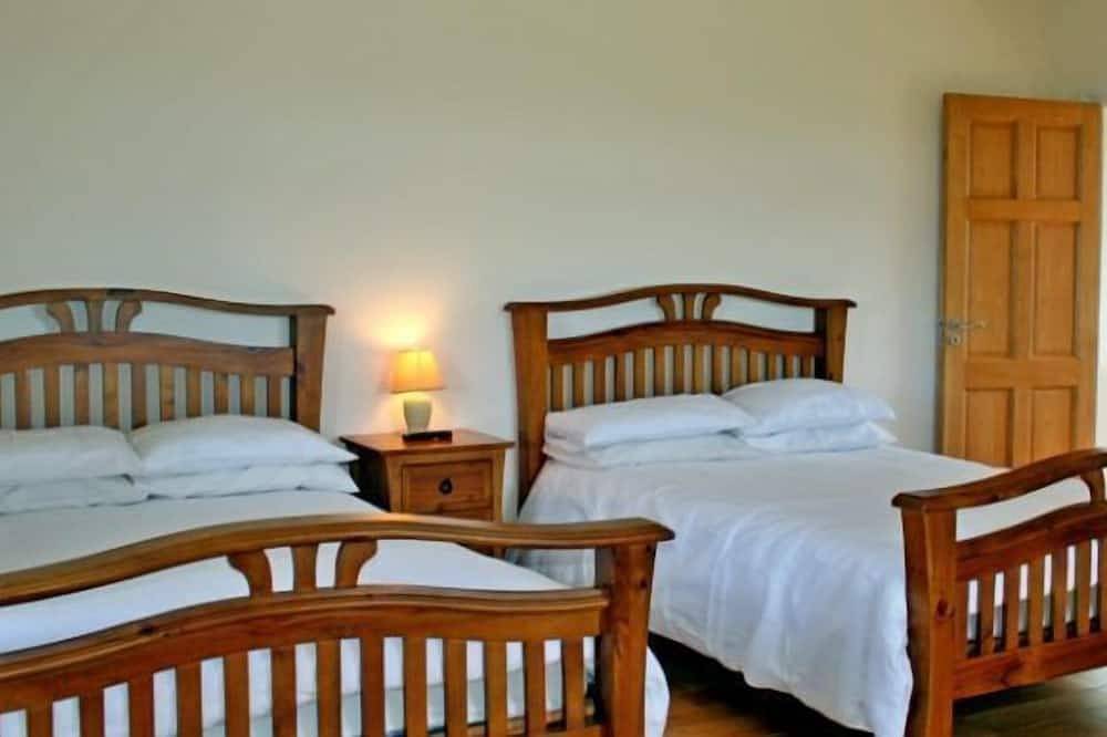 Entire apartment, Walk to Omey beach & the village 
