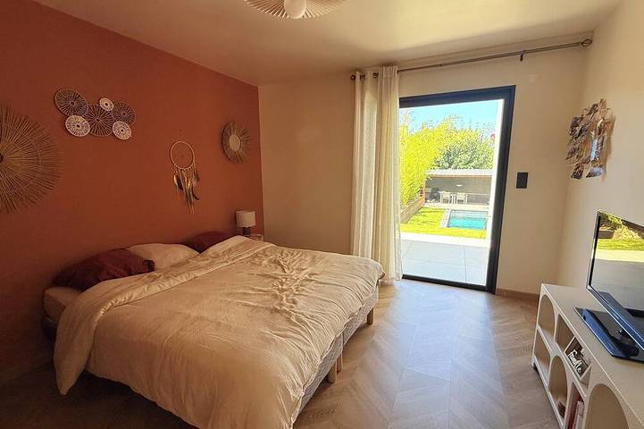 Contemporary villa with a pool and panoramic views in Tavel, Nimes und Umgebung