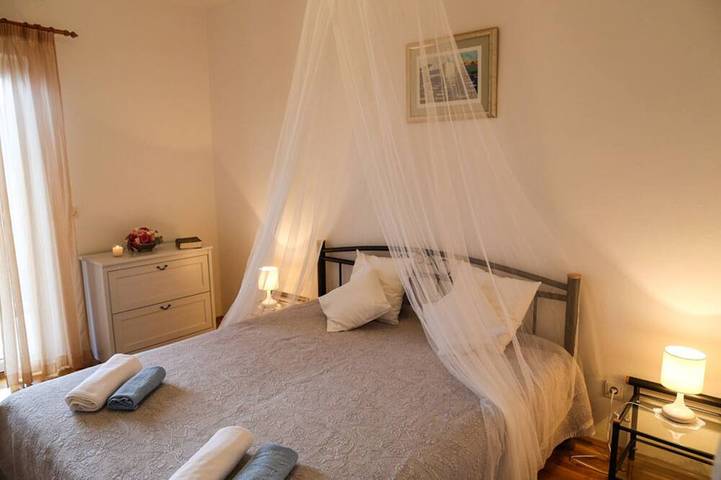 Villa for 4 people, with balcony and hot tub in Cavtat