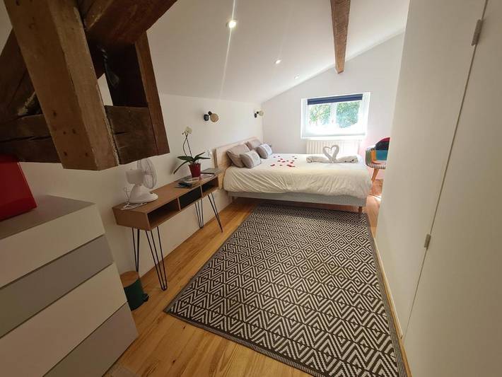 Gîte pour 2 personnes, avec piscine et vue ainsi que jardin et terrasse à Saint-Romain-Lachalm - 4