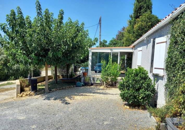Location de vacances pour 6 personnes, avec jardin ainsi que piscine et vue à Ners