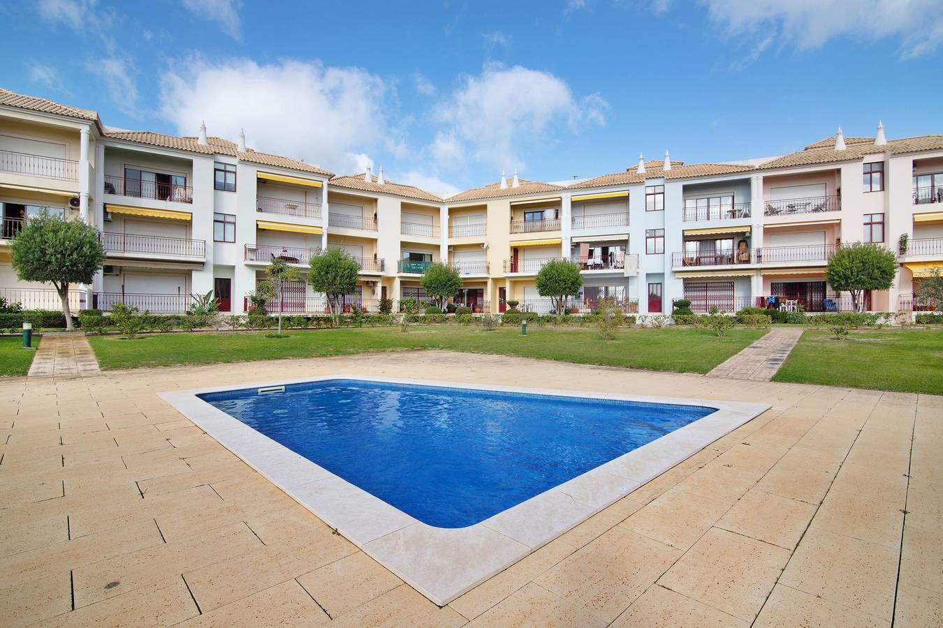 Apartamento entero, Apartamento "Columbus Beach" con vistas al mar, piscina compartida y Wi-Fi in Quarteira, Distrito de Faro