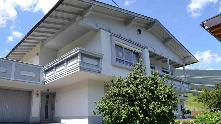 Ferienwohnung für 7 Personen, mit Ausblick und Balkon sowie Garten, kinderfreundlich in Wenns