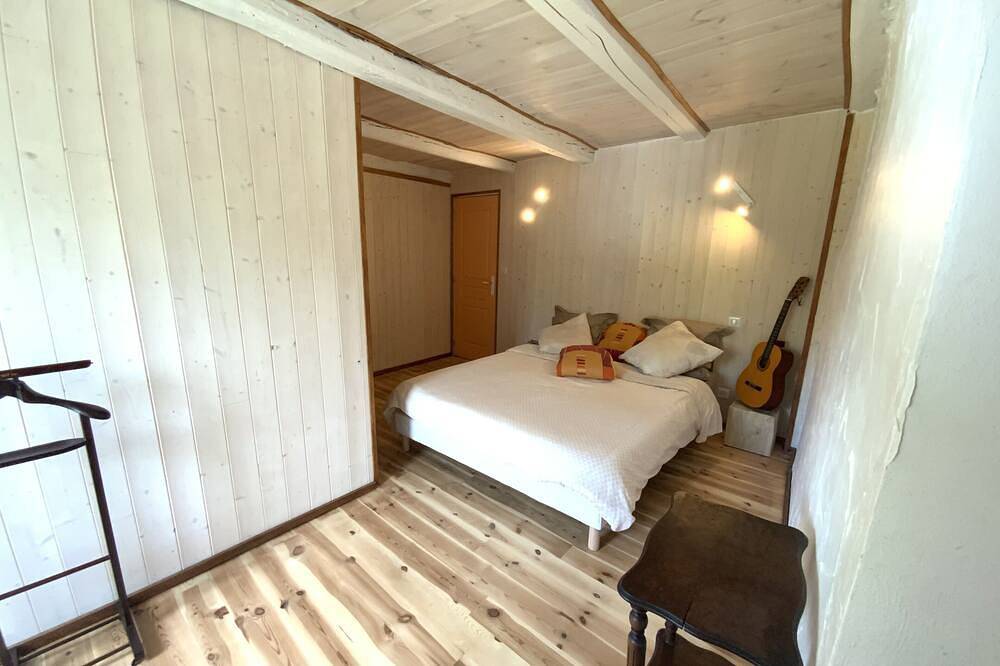 L'Oustaliere, Chambre Dalida, accès spa et sauna in Saint-Georges-de-Lévéjac, Parc national des Cévennes