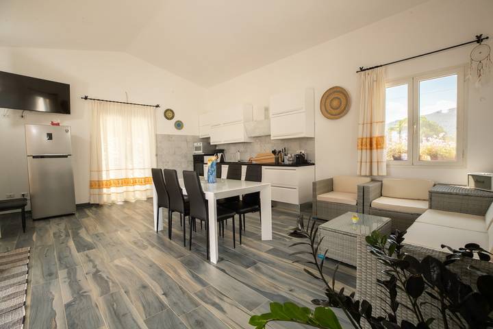 Vakantiehuis 'Villa S'ena E Su Juncu' met Uitzicht op de Bergen, Wi-Fi en Airco in Lòcula, Barbagia