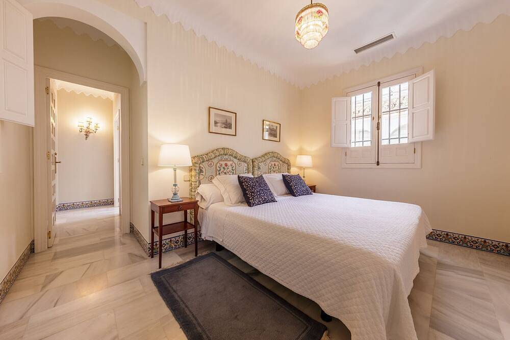 Entire apartment, Sleep in a 17th century stately palace home in Casco Antiguo, Sevilla