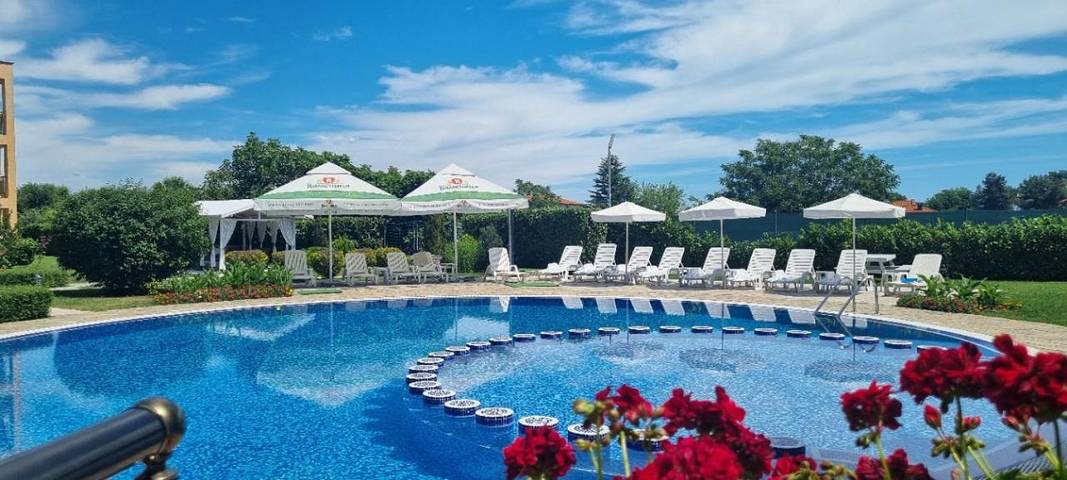 Ferienwohnung für 3 Personen, mit Balkon und Terrasse sowie Garten und Pool
