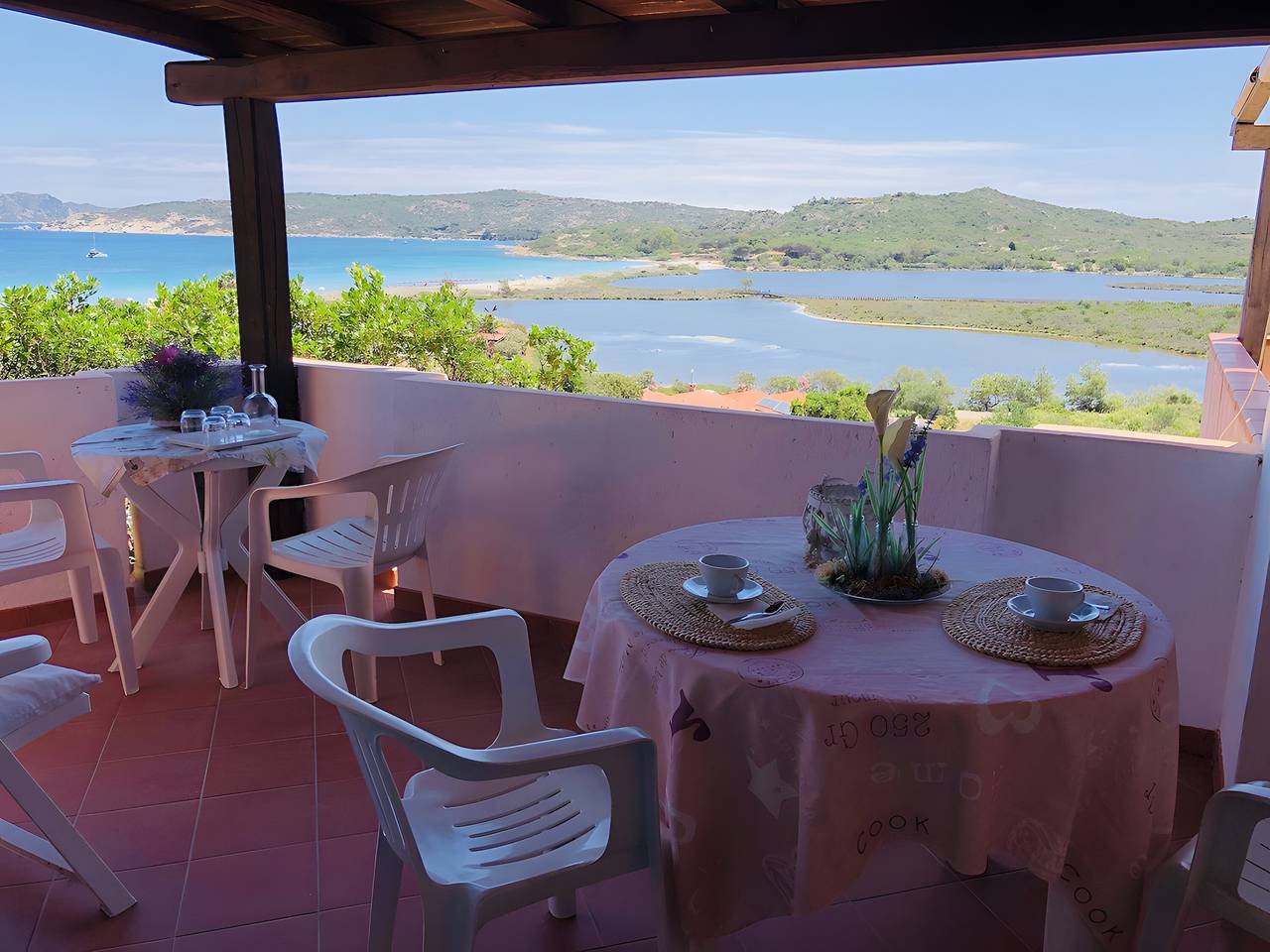 Ganze Wohnung, Zweizimmerwohnung mit Meerblick, 250 m vom Strand, privater Terrasse & Klimaanlage in Porto Taverna, Loiri Porto San Paolo