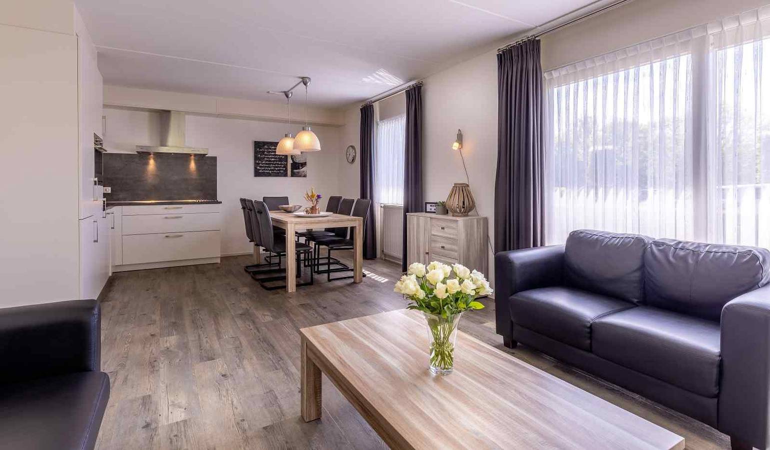 Geheel appartement, Compleet ingerichte 7-persoons vakantiewoning vlak bij centrum, bos en strand van Domburg in Domburg, Walcheren