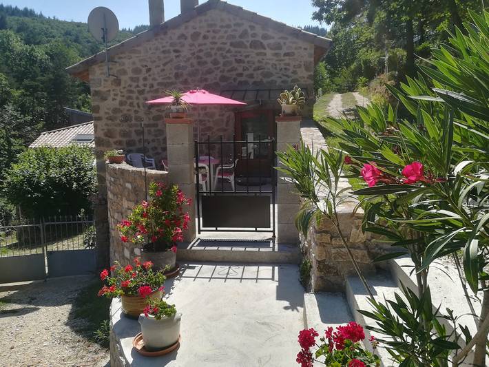 Gîte pour 4 personnes, avec terrasse et jardin, animaux acceptés à Saint-Jean-Chambre