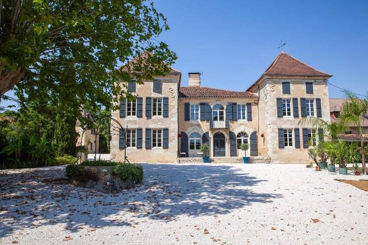 Gîte pour 2 personnes, avec Balcon et Terrasse ainsi que Jardin et Vue dans Lagardère