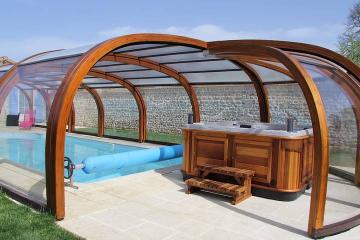 Location de vacances pour 8 personnes, avec piscine ainsi que jardin et jacuzzi à Romans