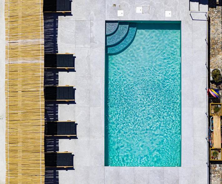 Apartahotel para 4 personas, con jardín además de vistas y piscina en Santorini