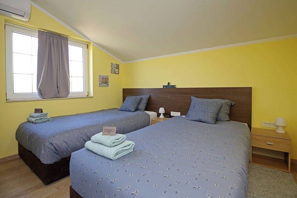 2-bedroom luxury villa surrounded by mountain views just minutes from the beach! in Šibenik-Knin