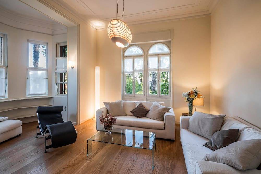 Wonderful restored villa with private access to the beach and huge park in Salò, Gardasee-Berge