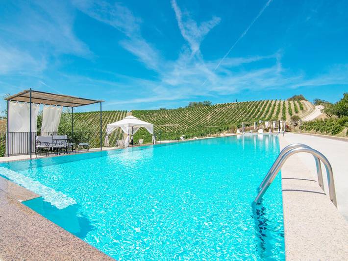 Ferienwohnung für 2 Personen, mit Terrasse und Whirlpool sowie Garten und Pool