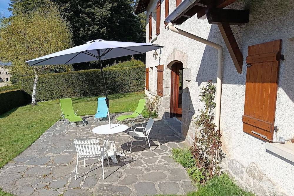 Ganze Wohnung, Apartment with terrace. 15 minutes from the town center, in a quiet, green setting. in Le Chambon-sur-Lignon, Mézenc