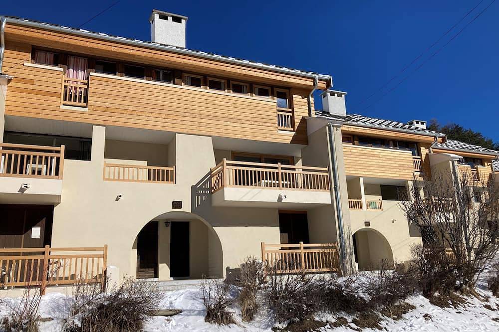 Entire apartment, Duplex Apartment South Facing Terrace in Ceillac, Queyras