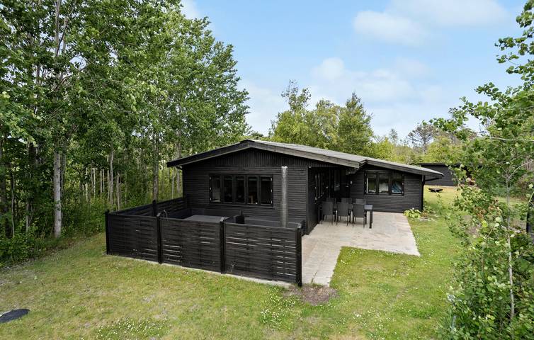 Ferieudlejning for 6 personer, med jacuzzi og terrasse samt have, husdyr tilladt i Hulsig