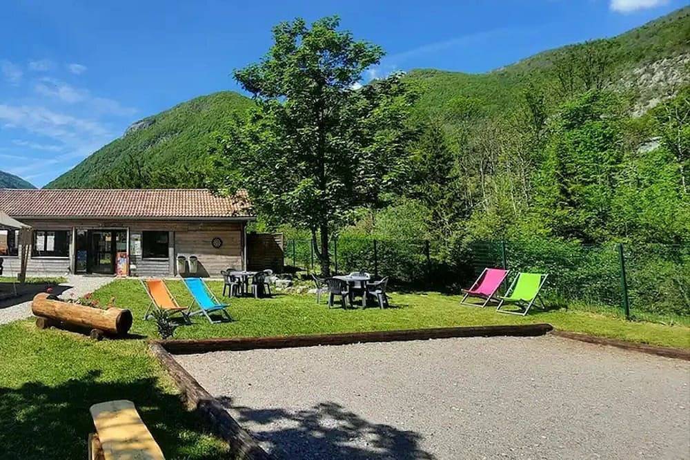 Zecamping 3 étoiles toboggans locatif Bbq 5m2 2 pers in Chézery-Forens, Parc naturel régional du Haut-Jura