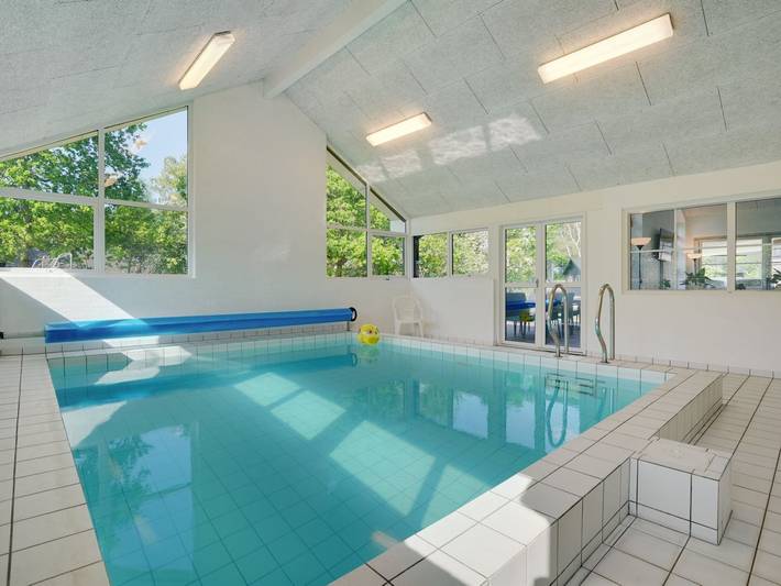 Ferieudlejning for 12 personer, med Terrasse og Pool samt Sauna i Grenå Strand