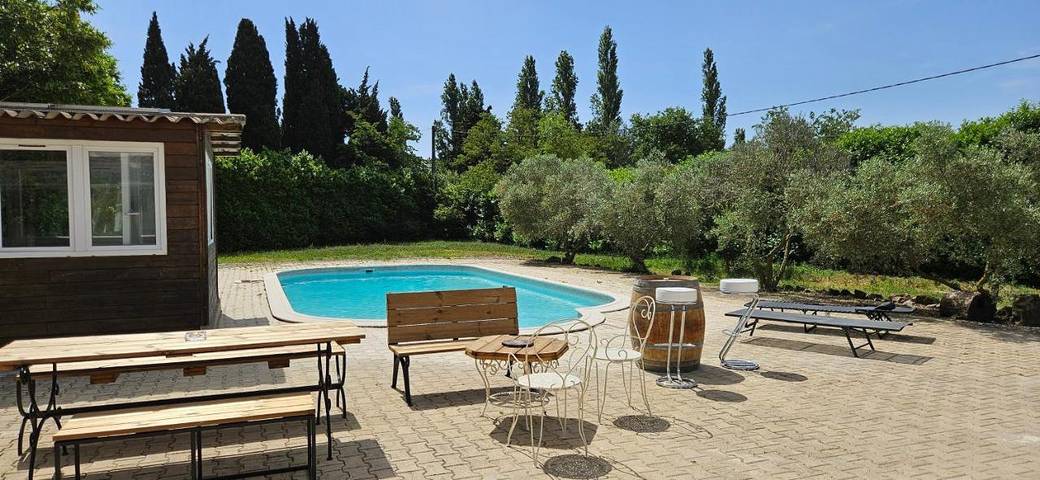 Location de vacances pour 8 personnes, avec vue ainsi que piscine et jardin à Sénas - 2