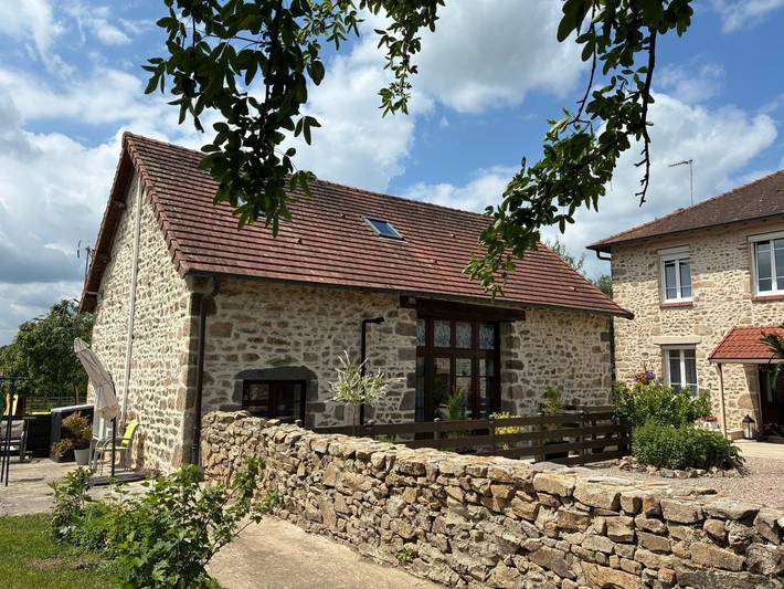 Gîte pour 9 personnes, avec jacuzzi et terrasse ainsi que piscine et jardin