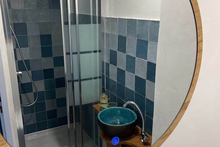 Ganze Wohnung, Studio im ersten Stock einer Villa mit Zugang zum Pool und zur Terrasse. in Bormes-les-Mimosas, Parc national Port-Cros