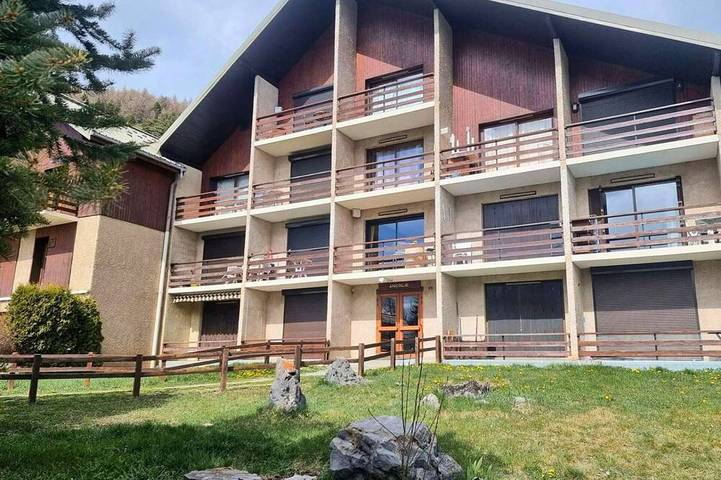 Ganze Wohnung, Gut ausgestattetes Apartment für 6 Personen im Zentrum mit Balkon, Parkplatz und Hunde erlaubt in Saint-Michel-de-Chaillol, Nationalpark Écrins