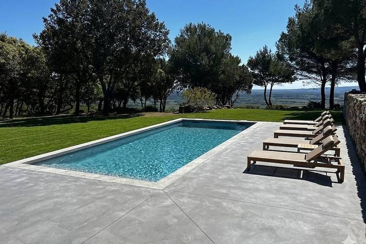 Location de vacances pour 8 personnes, avec jardin à Saint-Restitut
