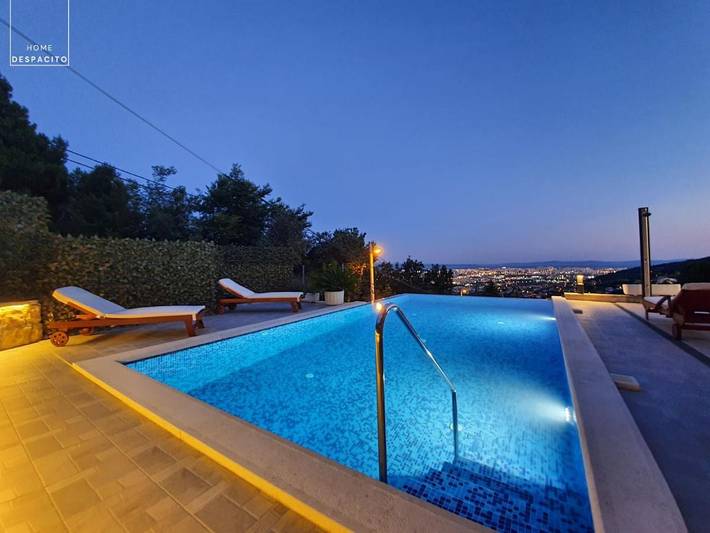 Villa pour 10 personnes, avec piscine ainsi que jardin et vue à Solin