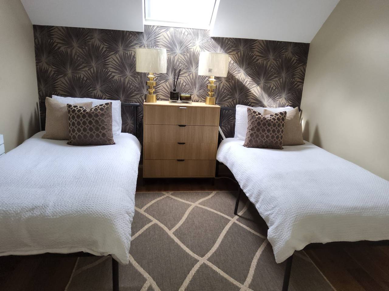Dernvale House - Double room sleeps 3 in Monaghan, County Monaghan