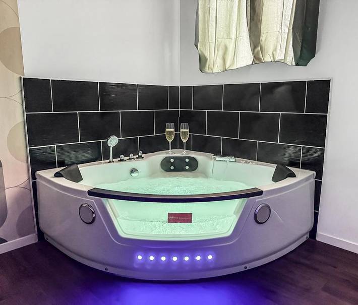 Location de vacances pour 2 personnes, avec jacuzzi et terrasse à Roubaix