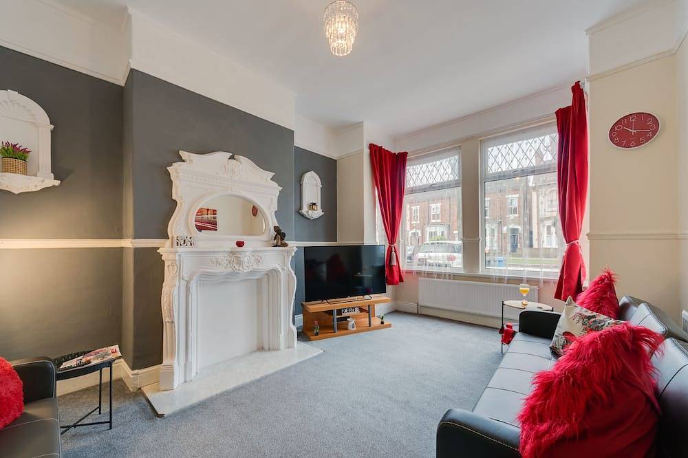 Ahenfie Plaza  By Jesouth in Kingston-upon-Hull, Yorkshire and the Humber