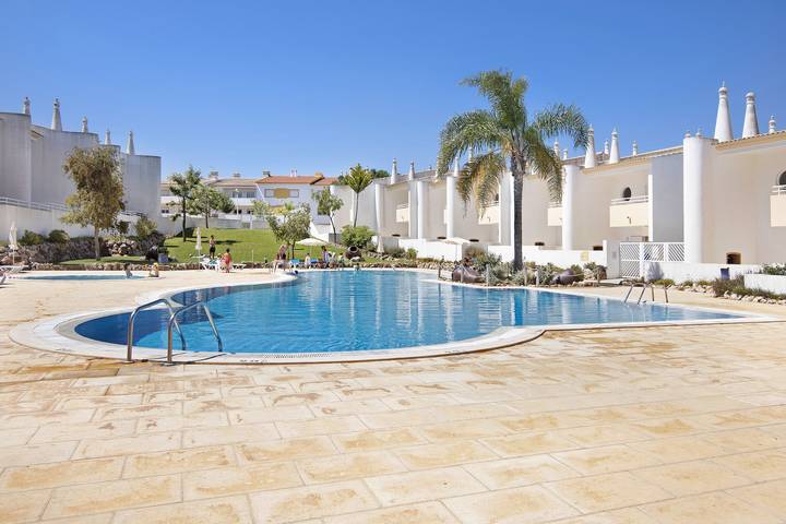 Entire apartment, Apartment "Aldeia da Galé T0 804" with Pool, Balcony, Bbq, Garden & Tennis Court; Pet Friendly in Guia, Faro District