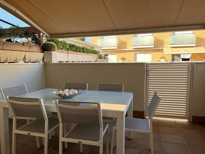 Location de vacances pour 8 personnes, avec Balcon et Terrasse ainsi que Jardin et Piscine à Cubelles - 2