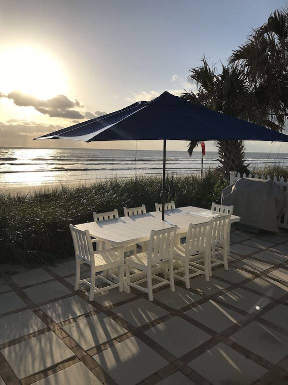 Charming Direct Oceanfront 1940 Beach Cottage in der perfekten Lage! in New Smyrna Beach, Florida