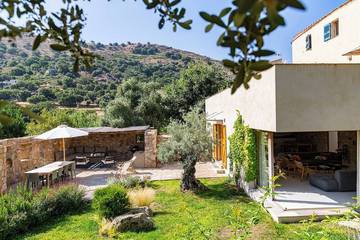 Location de vacances pour 8 personnes, avec piscine et jardin dans Pigna