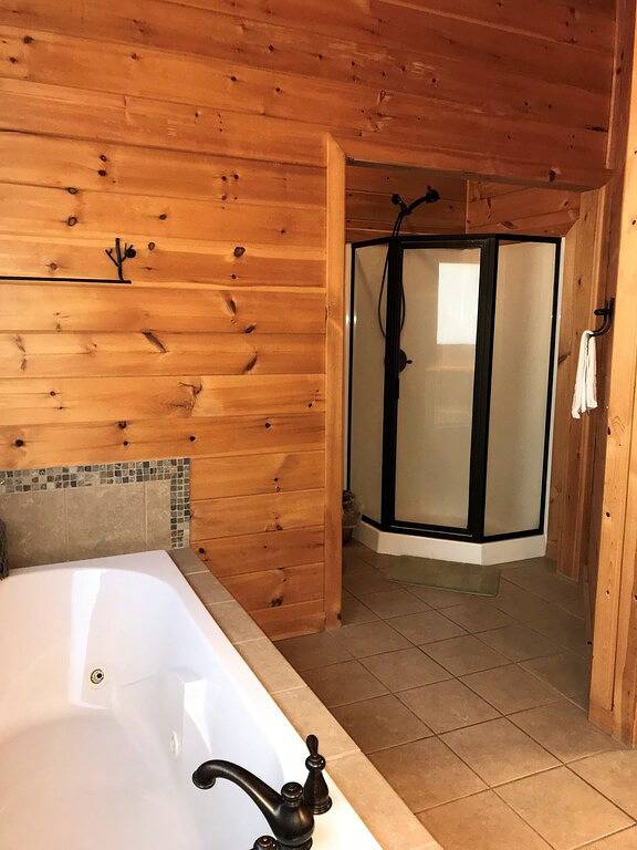 Vacation rental for 20 people, with yard and hot tub in Chattahoochee National Forest