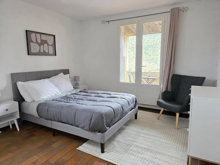 Location de vacances pour 4 personnes, avec vue ainsi que jardin et terrasse, animaux acceptés à La Palud-sur-Verdon