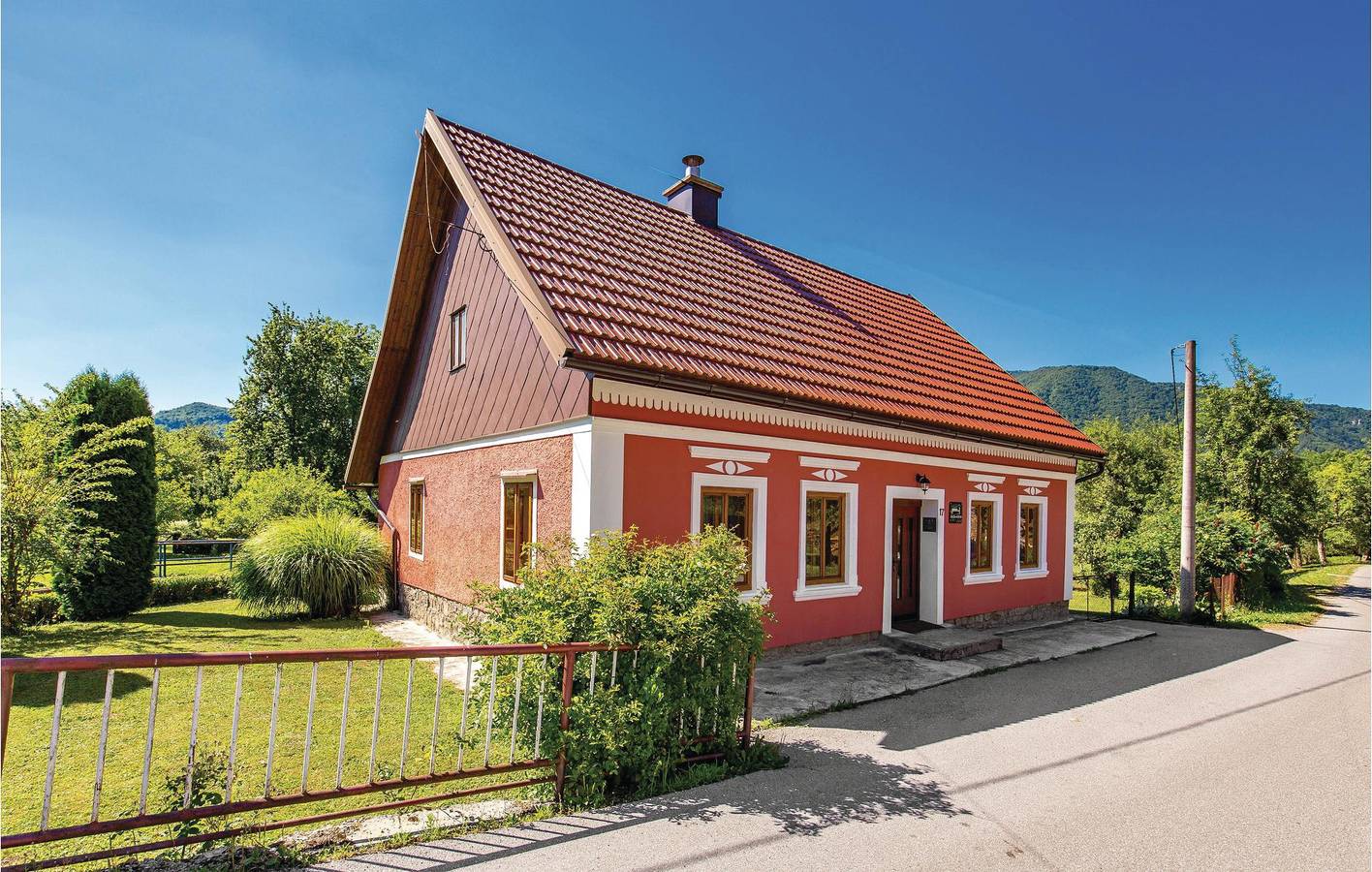 Gemütliche 100 m² große Ferienwohnung mit Terrasse in der Nähe von Brod na Kupi und dem Fluss Kupica in Delnice, Primorje-Gorski Kotar